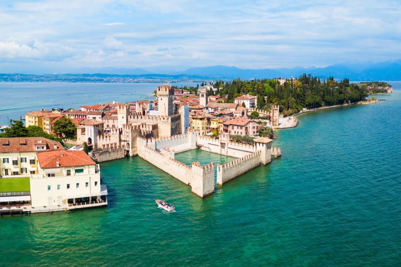 Apartment Charme And Relax With Garden And Swimming Pool Desenzano del Garda Bagian luar foto