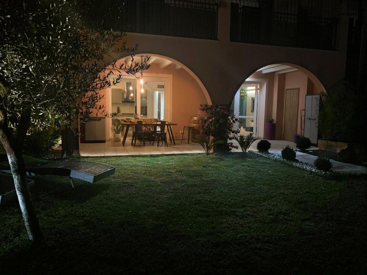 Apartment Charme And Relax With Garden And Swimming Pool Desenzano del Garda Bagian luar foto
